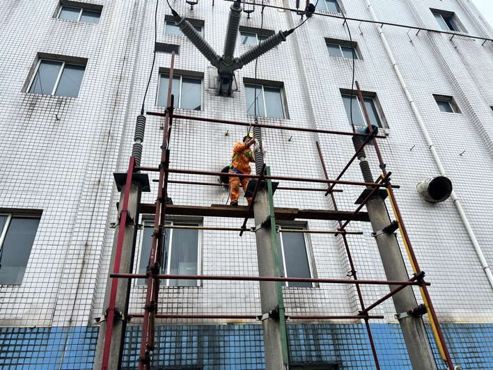 弘旭公司实现110KV纳化线避雷器清洁查抄(图1) 弘旭公司实现110KV纳化线避雷器清洁查抄(图1)