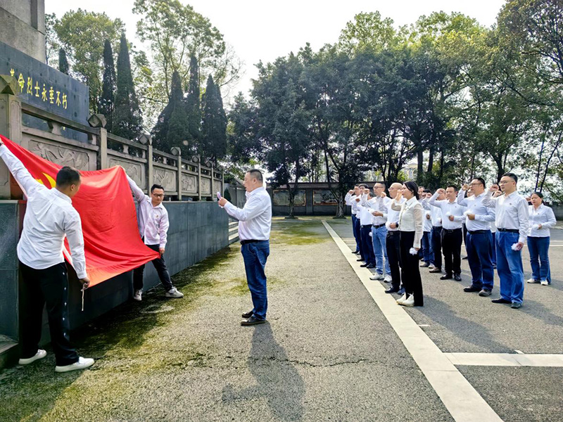 弘旭公司发展义士陵寝清明祭扫活动(图2)