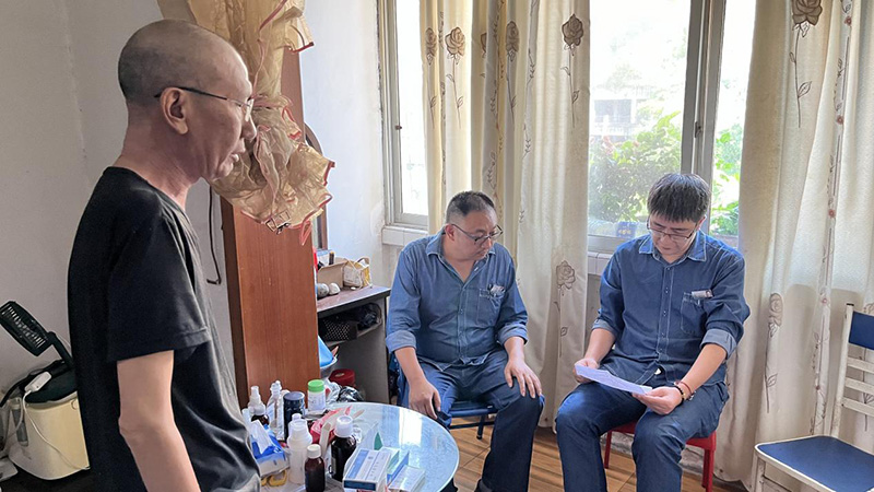 弘旭工会辅导带队慰问因病致困员工(图1)