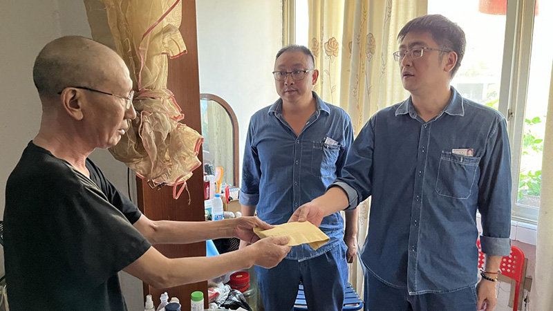 弘旭工会辅导带队慰问因病致困员工(图2)