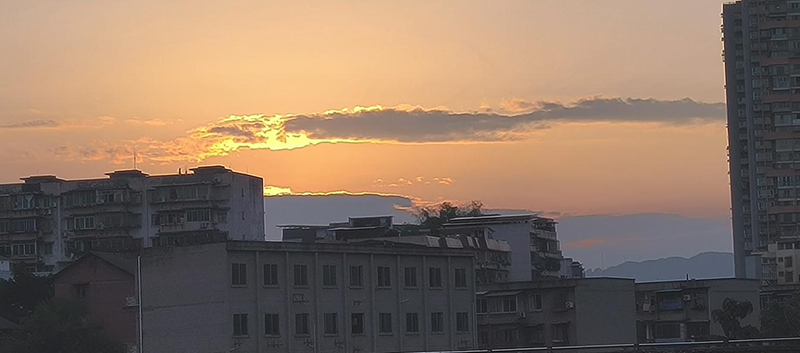 炎夏的云(图1) 炎夏的云(图1)