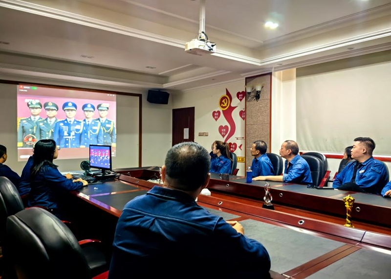  弘旭公司组织旁观九三阅兵式，，引发爱国周到(图3)
