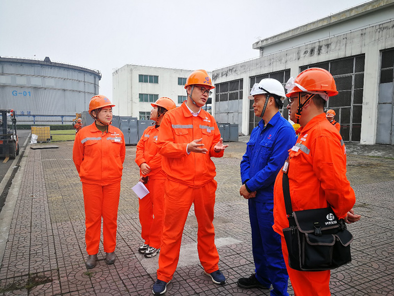 弘旭公司党委书记熊辉率队赴中海沥青项目部查抄领导并慰问员工(图1)